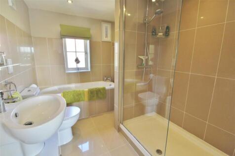 EN-SUITE BATHROOM