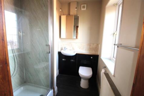 EN-SUITE SHOWER ROOM