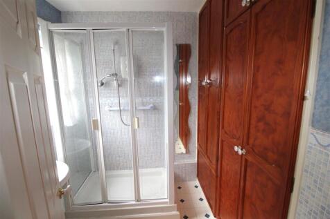 FAMILY SHOWER ROOM