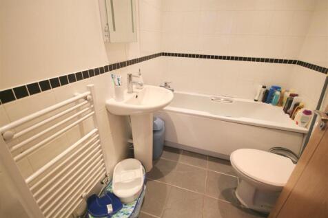 bathroom 6 raebarn house.jpg