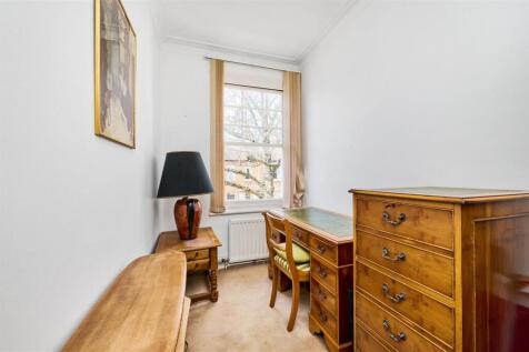 James_Anderson_-_Connaught_Avenue_London_SW14_7RH_