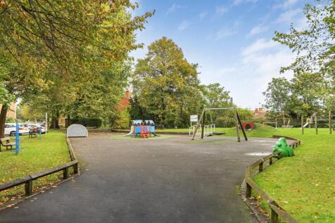115_Chertsey_Court-5.jpg