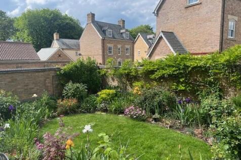 Rear garden 3.jpg