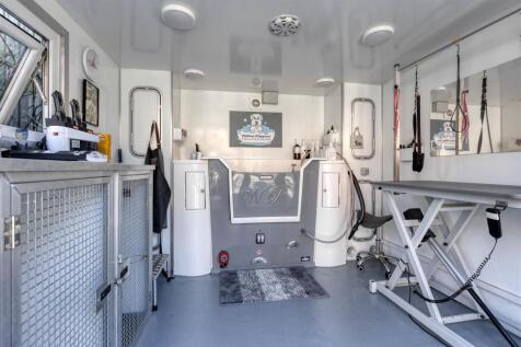 Hub currently dog groomers