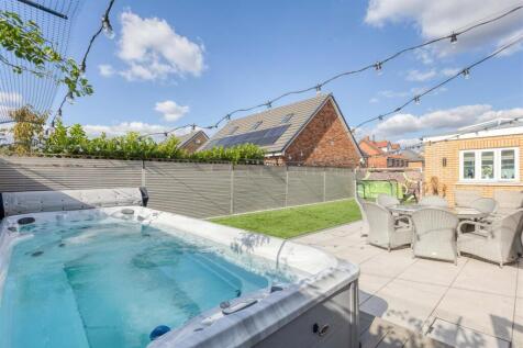 Swim-up Spa*