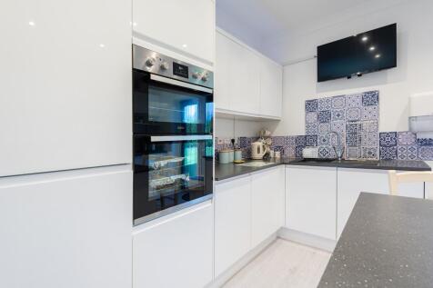 KITCHEN OVEN