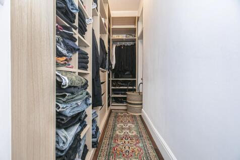 WALK-IN WARDROBE