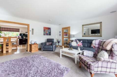 LOUNGE TO KITCHEN