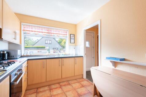 BREAKFASTING KITCHEN