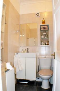 2 bedroom, bathroom flat with fitted kitchen and 