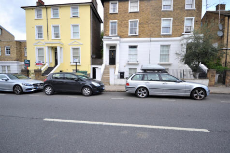 2 bedroom, bathroom flat with fitted kitchen and 