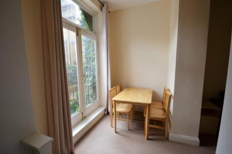 One bedroom Property close to transport links