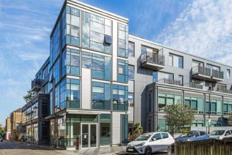 Three bedroom , Two bathroom flat to rent close t