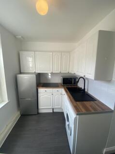 One bedroom flat close to transport links &amp; shopp