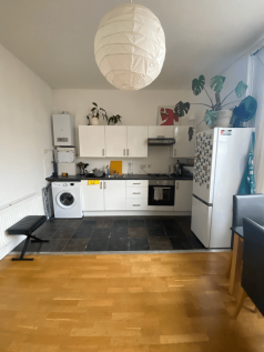 Two bedroom flat close to transport links