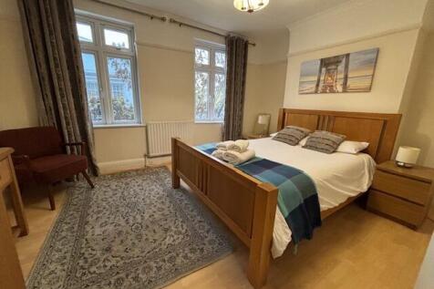 Two double bedroom split-level flat close to tran