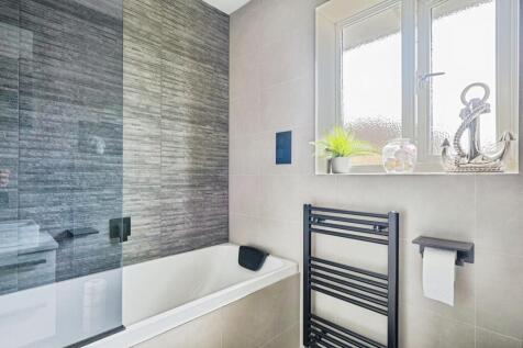 pbox-bathroom-289403.jpg