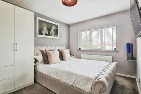 pbox-bedroom-289403.jpg