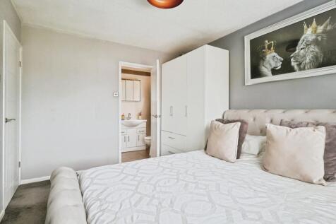 pbox-bedroom-289403.jpg