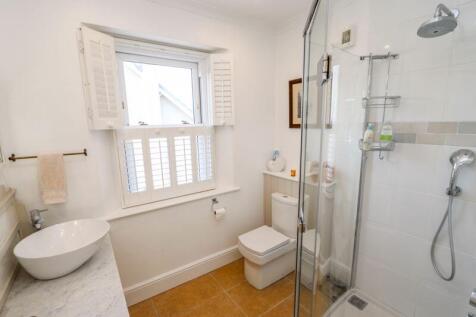 En-Suite to Bedroom 1