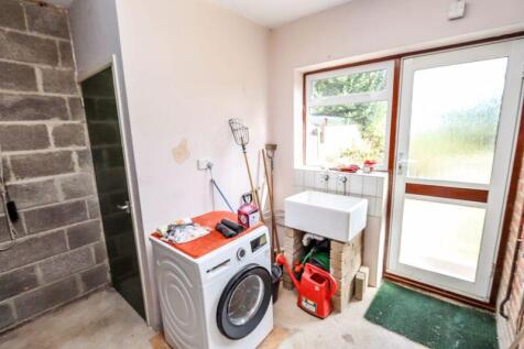 Garage with WC