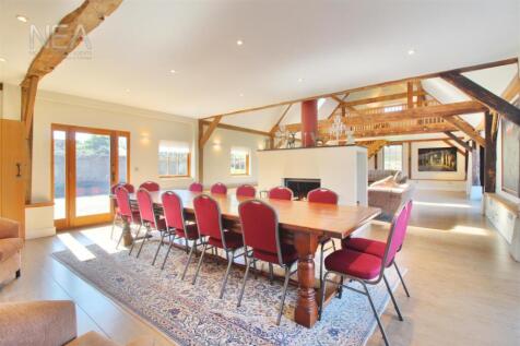 Dining table in drawing room2