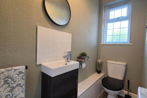 Downstairs Toilet/Cloakroom