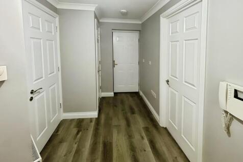 4cc0b5ff-hallwayt...