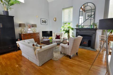 Living Room facing North West.jpg