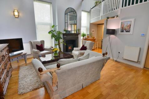 Living room facing North East.jpg