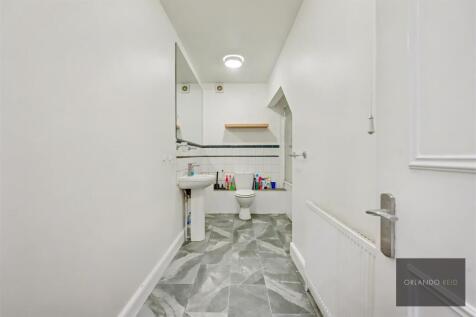 Flat A, 8 Killyon Terrace SW8 2XR-8.jpg