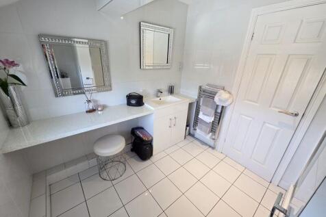 En-Suite Additional Image