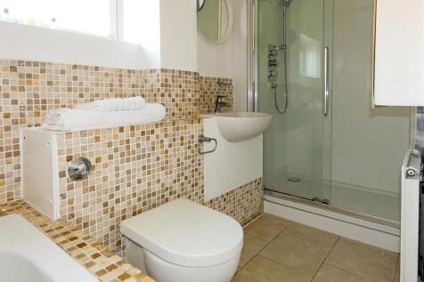 Bathroom (First Floor)