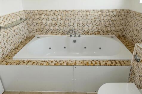 Bathroom (First Floor)