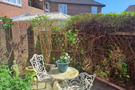 Private &#39;Courtyard&#39; Style Garden