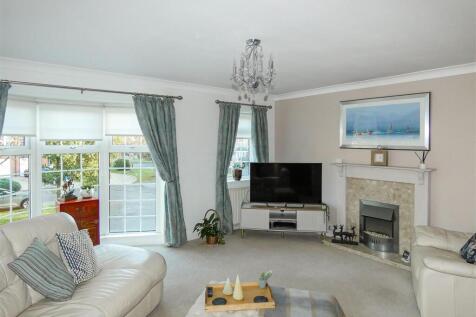 Lounge/Dining Room (First Floor)