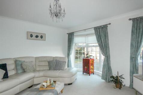 Lounge/Dining Room (First Floor)