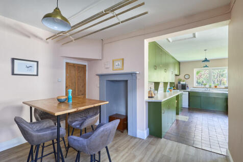 82 High Street, B...