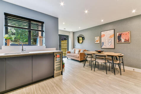 Open plan kitchen / dining