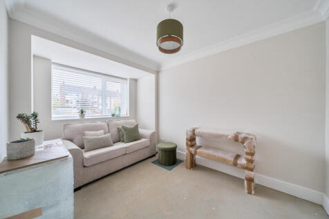 1371282-8-68ff5f1...