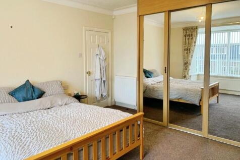 pbox-bedroom-316395.JPG