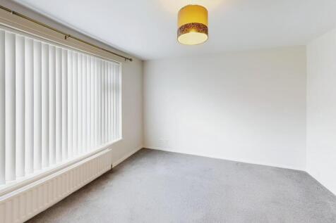 38033444-12-Malcolm-Court-Bedroom.jpg