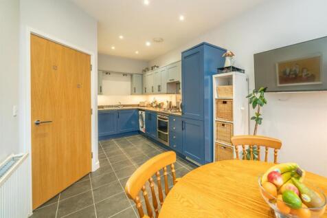 16-Burrow-Close-kitchen 4.jpg