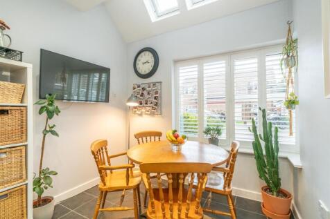 16-Burrow-Close-kitchen 3.jpg