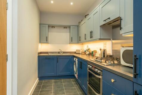 16-Burrow-Close-kitchen.jpg