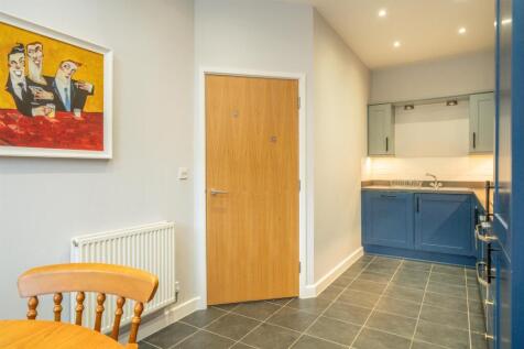 16-Burrow-Close-kitchen 5.jpg
