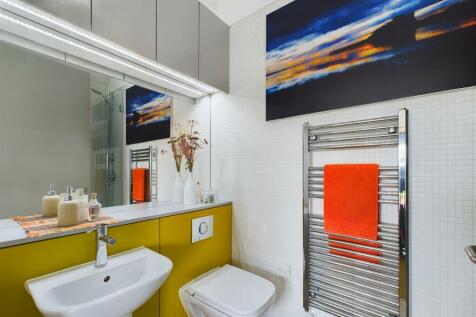bed 1 ensuite.jpg