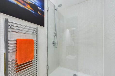 bed 1 ensuite 2.jpg