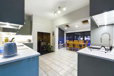Kitchen 2.jpg