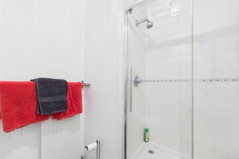 bed 2 ensuite.jpg